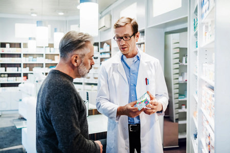 Farmacéutico con cliente